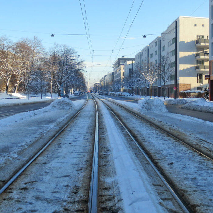 Leicht mit Schnee bedeckte Trambahnschienen in der Münchner Arnulfstraße