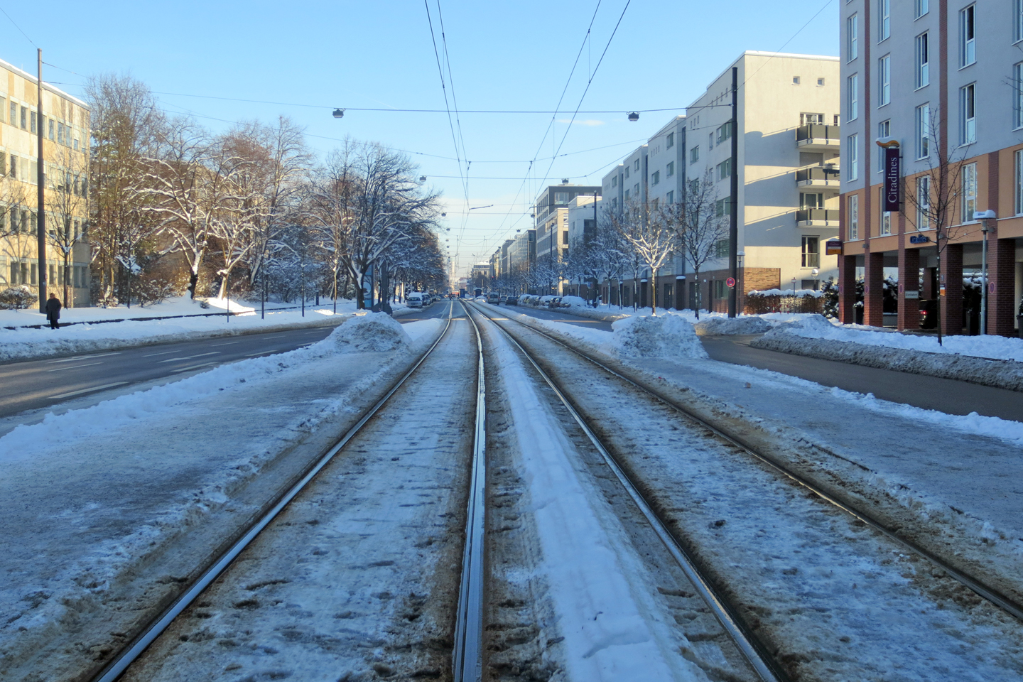 Leicht mit Schnee bedeckte Trambahnschienen in der Münchner Arnulfstraße