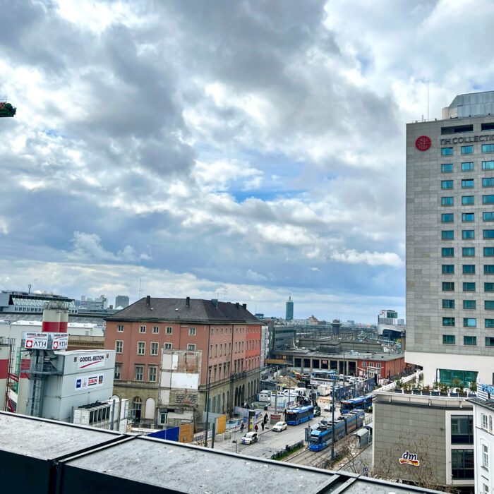 Blick vom Elisenhof auf die Arnulfstraße und die Baustelle vor dem Hauptbahnhof.