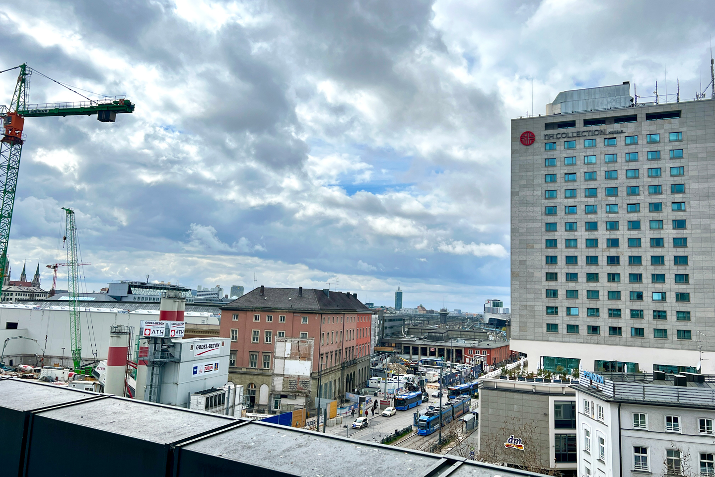 Blick vom Elisenhof auf die Arnulfstraße und die Baustelle vor dem Hauptbahnhof.